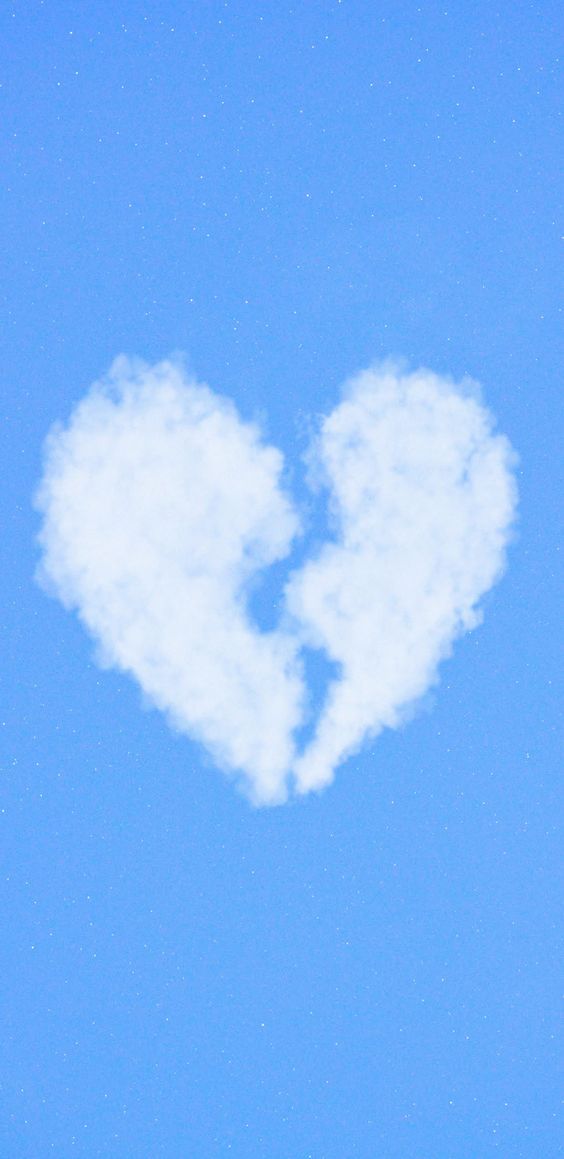 Một hình ảnh trái tim tan vỡ trong một đám mây xanh
