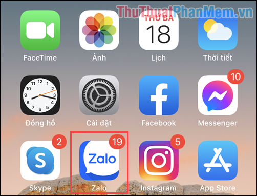 Mở ứng dụng Zalo trên điện thoại để sử dụng các tính năng