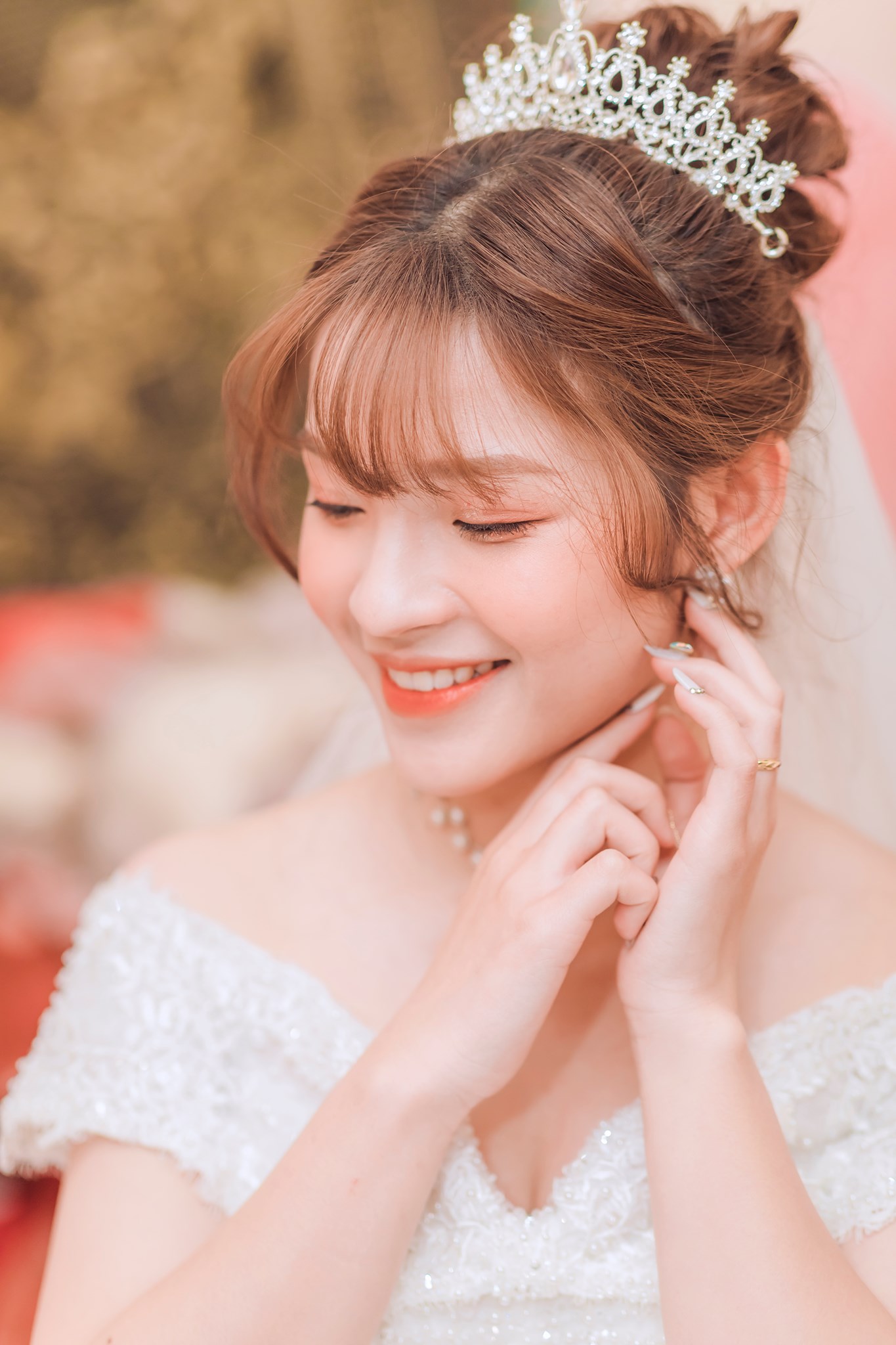 Hình ảnh một cô dâu độc thân đang mỉm cười hạnh phúc