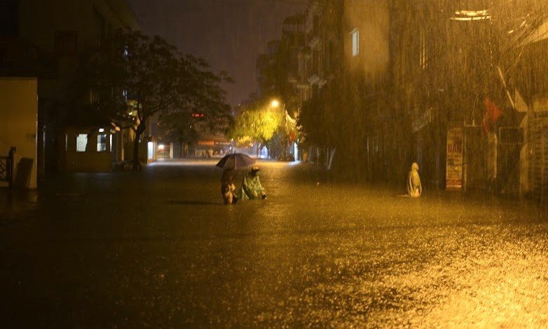 Hình ảnh mưa Hà Nội ngày và đêm