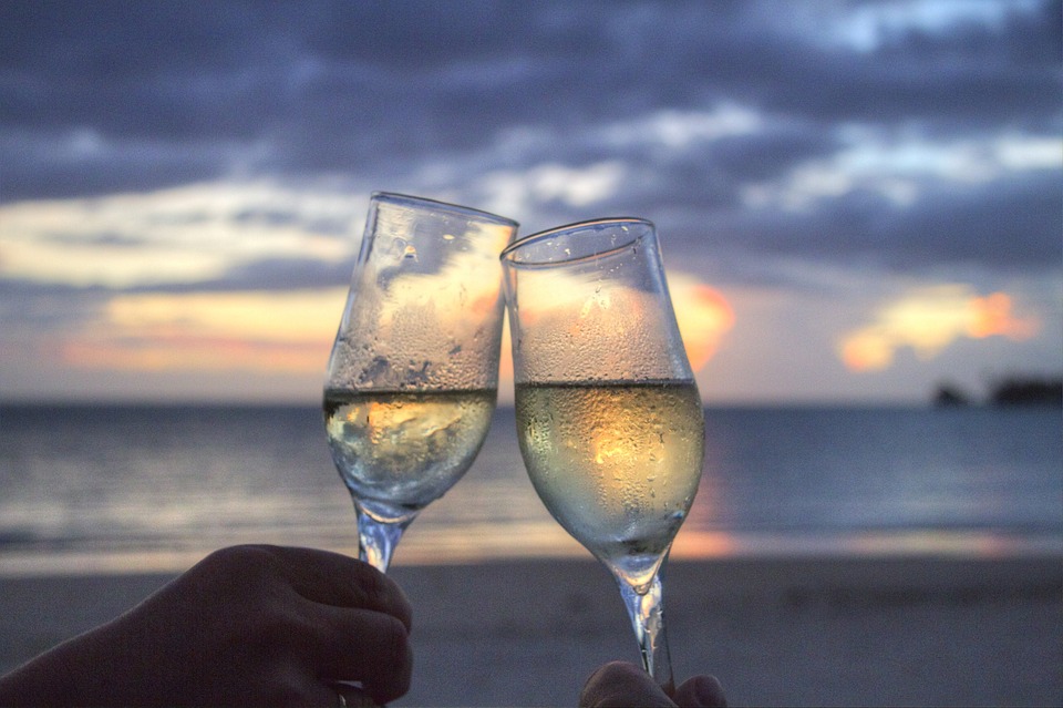 Hình ảnh uống rượu trên bãi biển