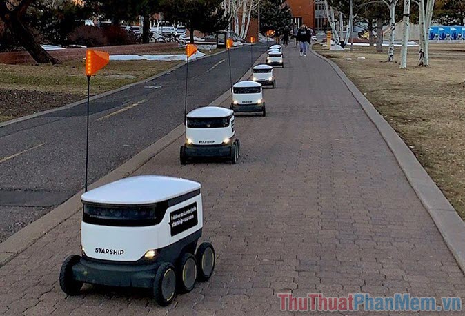 Robot giao hàng là một robot tự động vận chuyển gói hàng trực tiếp đến cửa nhà bạn