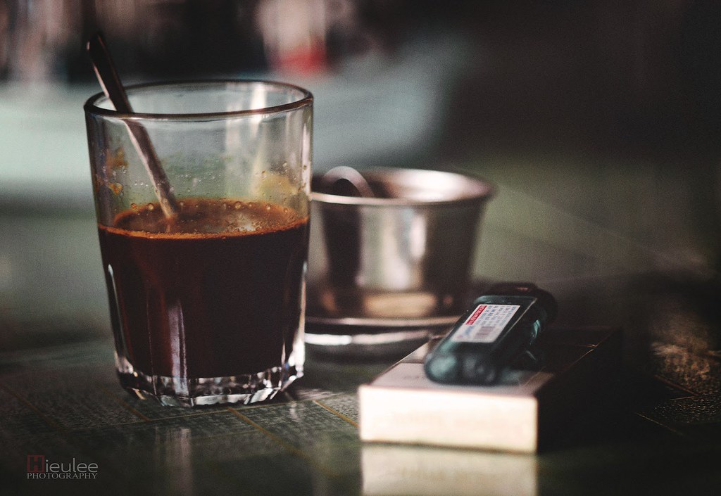 Hình ảnh uống cà phê đen đá một mình