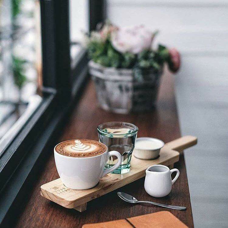 Hình ảnh uống Cafe sáng một mình