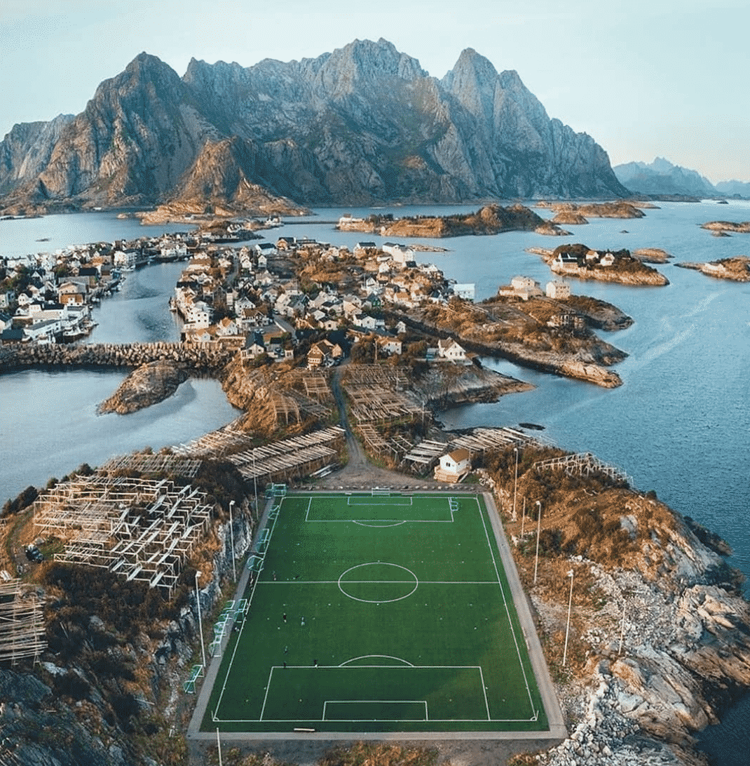 Hình ảnh sân cỏ bóng đá trên đảo
