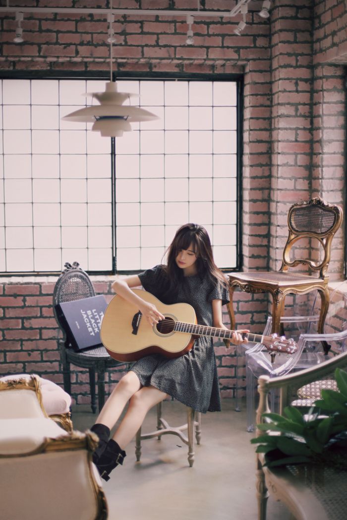 Hình ảnh của một cô gái với cây đàn guitar