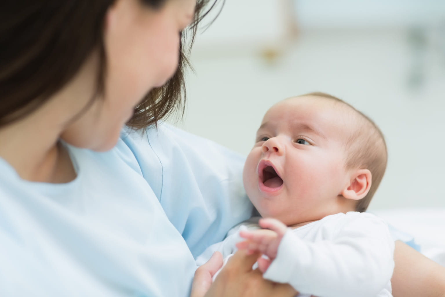 Được bố mẹ cho đi chụp ảnh sơ sinh em bé 27 ngày tuổi gây sốt MXH vì biểu cảm quá sinh động