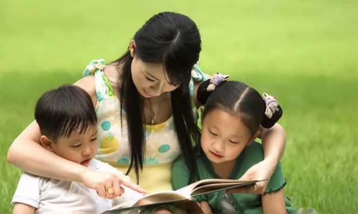 Hình ảnh phụ nữ và trẻ em đọc truyện cùng nhau