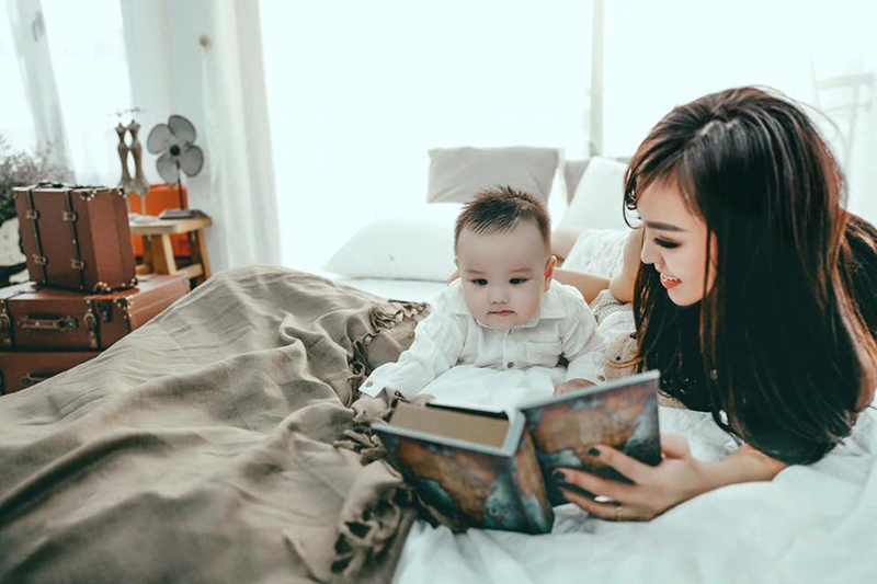 Hình ảnh mẹ và bé cùng đọc sách