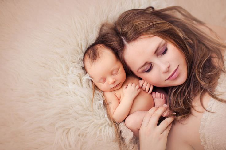 Hình ảnh mẹ và em bé ngủ say