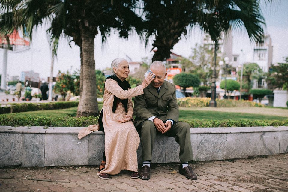 Chia sẻ hình ảnh vợ chồng già đang nhìn nhau với ánh mắt đắm say, sẽ giúp bạn trân trọng hơn tình yêu và sự gắn bó trong gia đình mình.