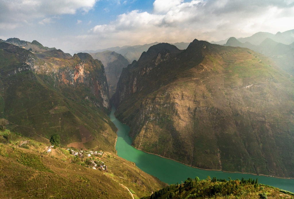 Hình ảnh dòng sông Nho Quế bên núi đá Hà Giang