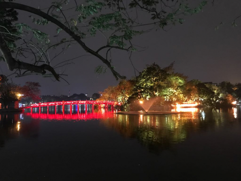 Hồ Gươm về đêm đẹp
