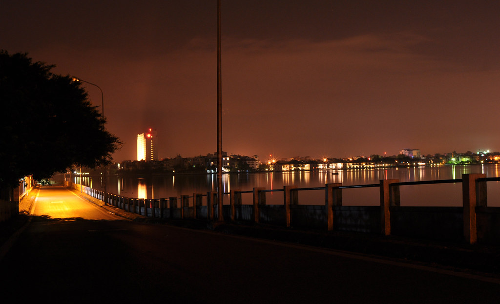 Hình ảnh Hồ Tây về đêm đẹp buồn