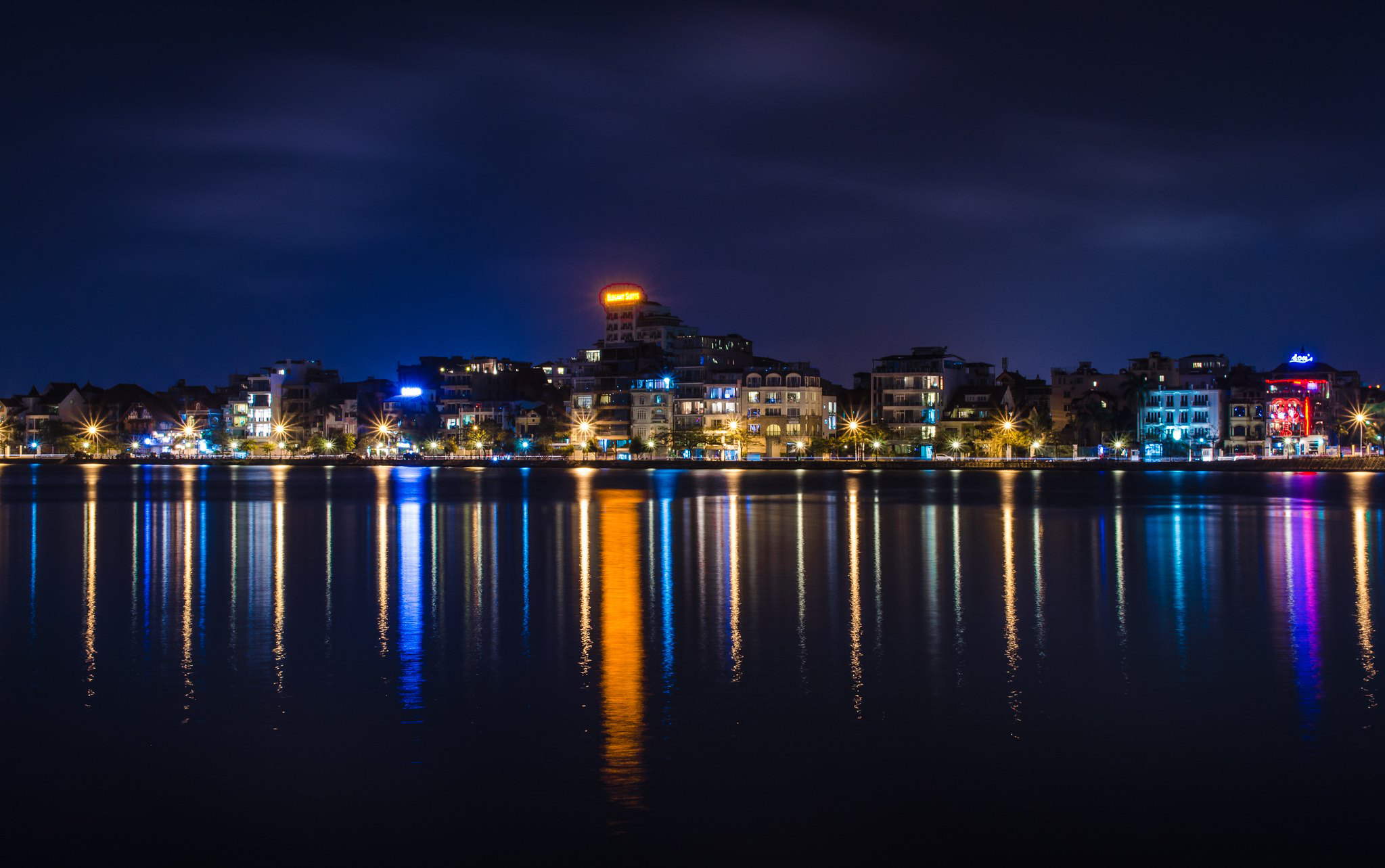 Hình ảnh Hồ Tây về đêm lung linh ánh đèn