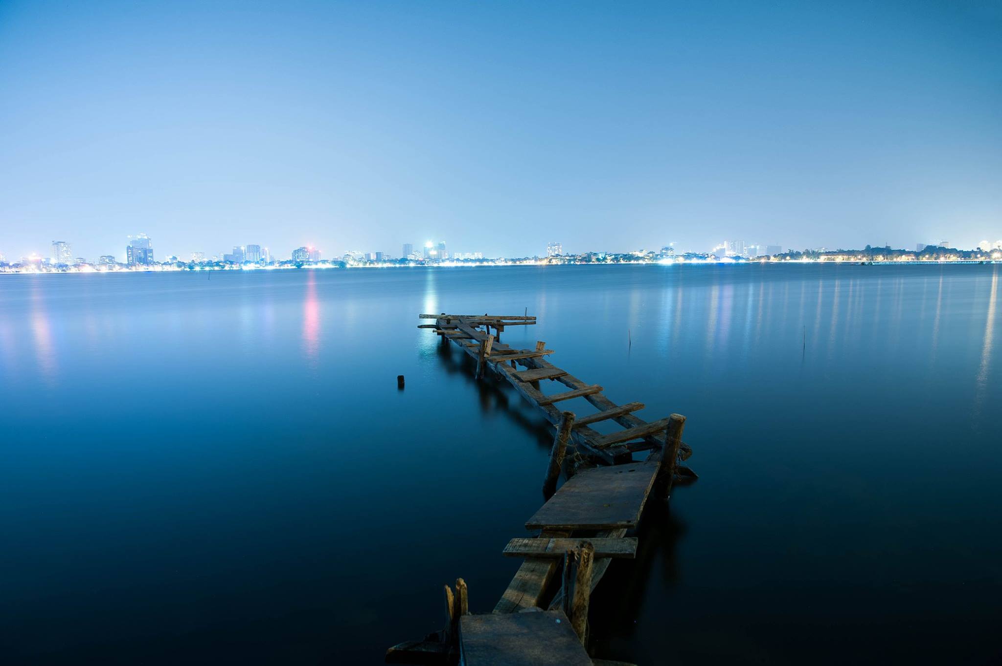 Hình ảnh Hồ Tây về đêm