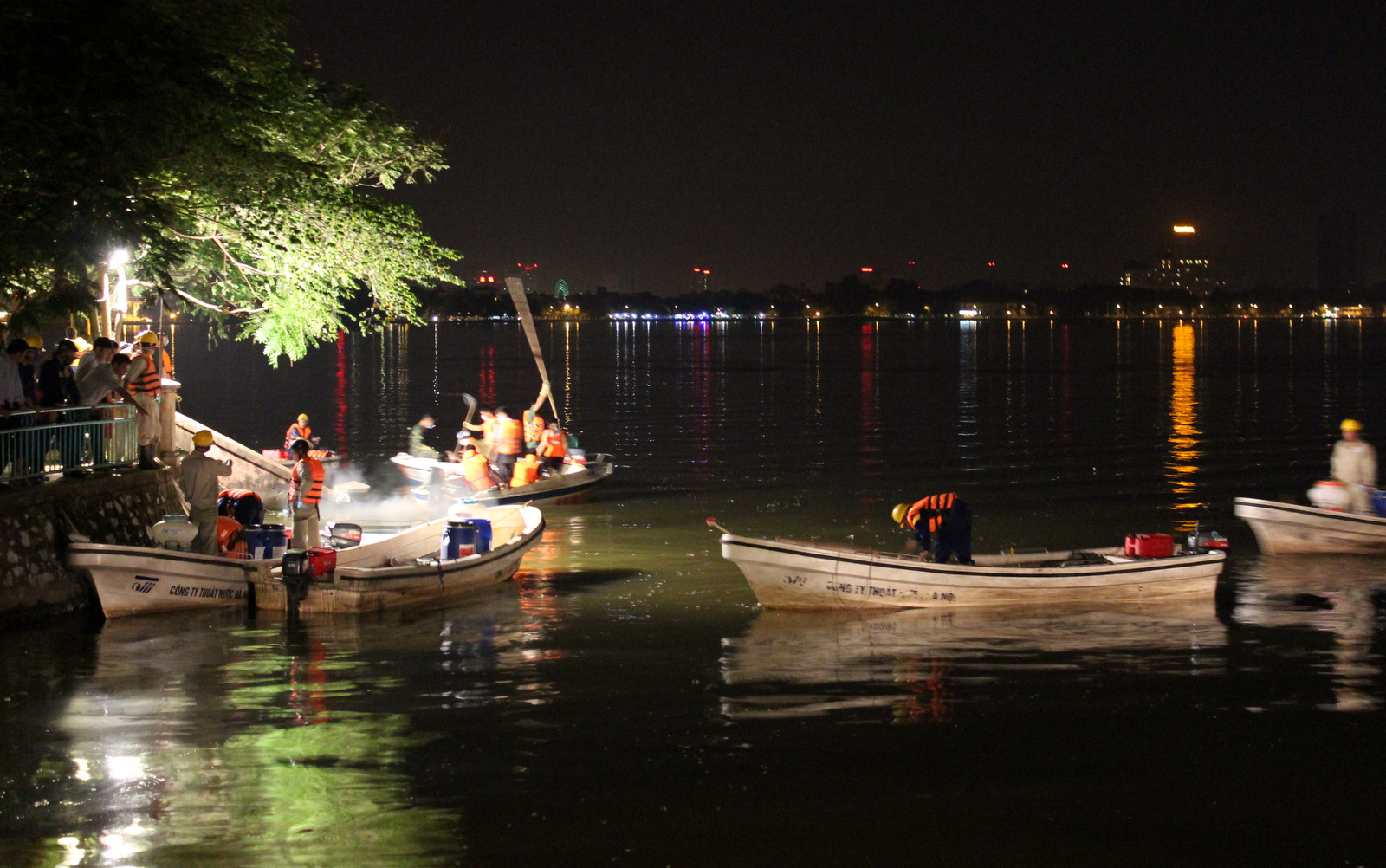 Hình ảnh vớt cá tại Hồ Tây về đêm