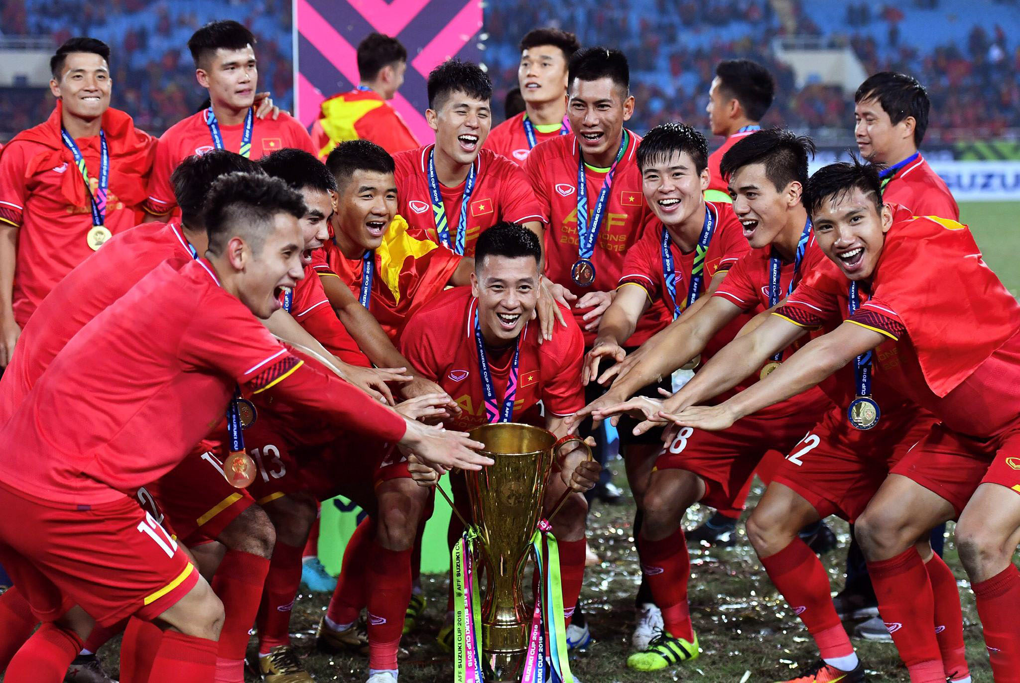 Ảnh đội tuyển Việt Nam và chiếc Cup vô địch