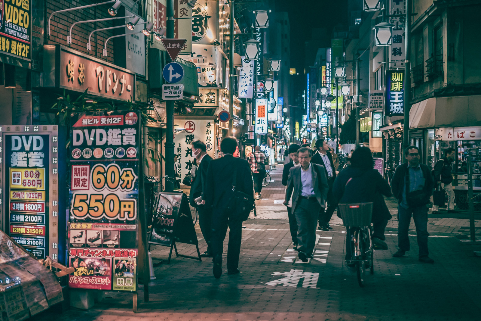 Ảnh trên phố Nhật Bản về đêm