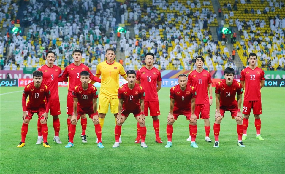 Hình ảnh đội tuyển Việt Nam chào cờ