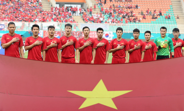 Hình ảnh đội tuyển Việt Nam đang chào cờ
