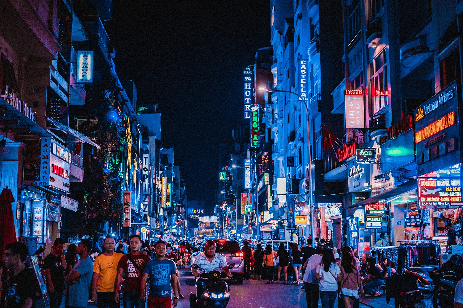 Một bức tranh tuyệt đẹp về những con phố đêm tối của Việt Nam