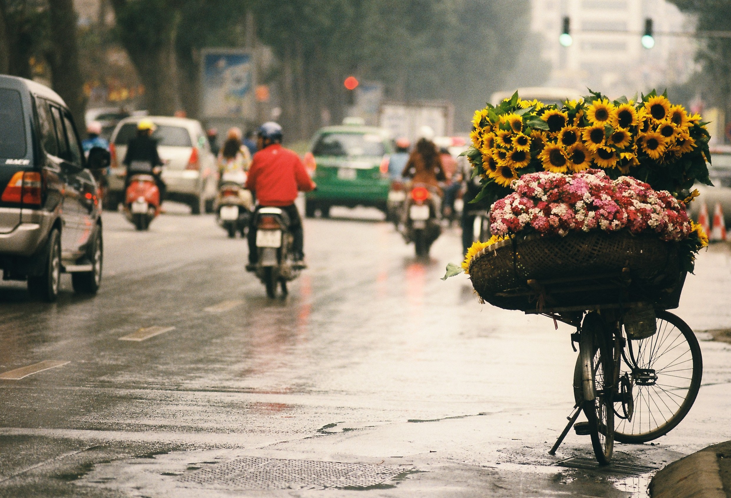 Người bán hoa ven đường mùa thu Hà Nội