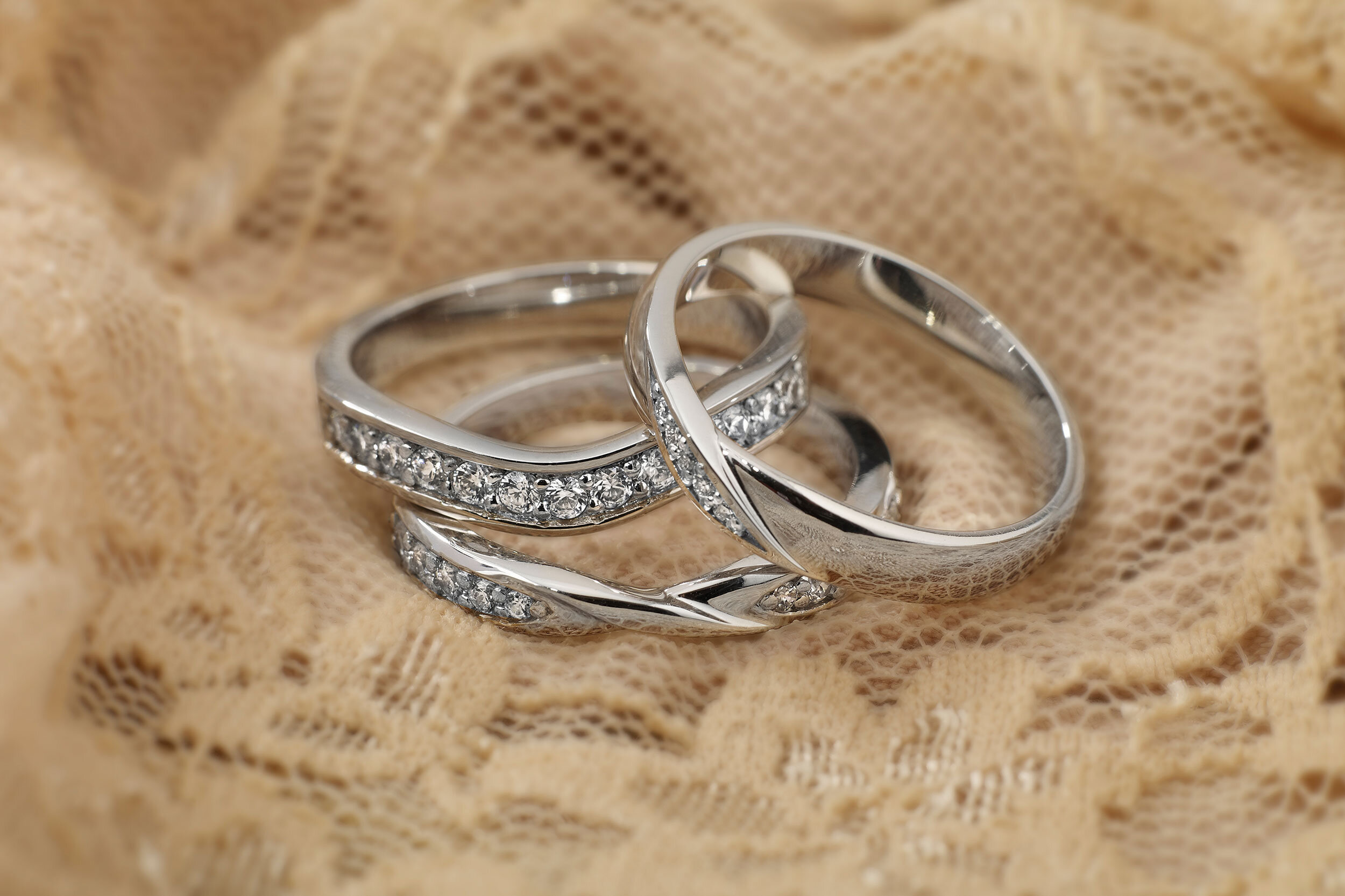 Hình ảnh nam và nữ đeo nhẫn cưới