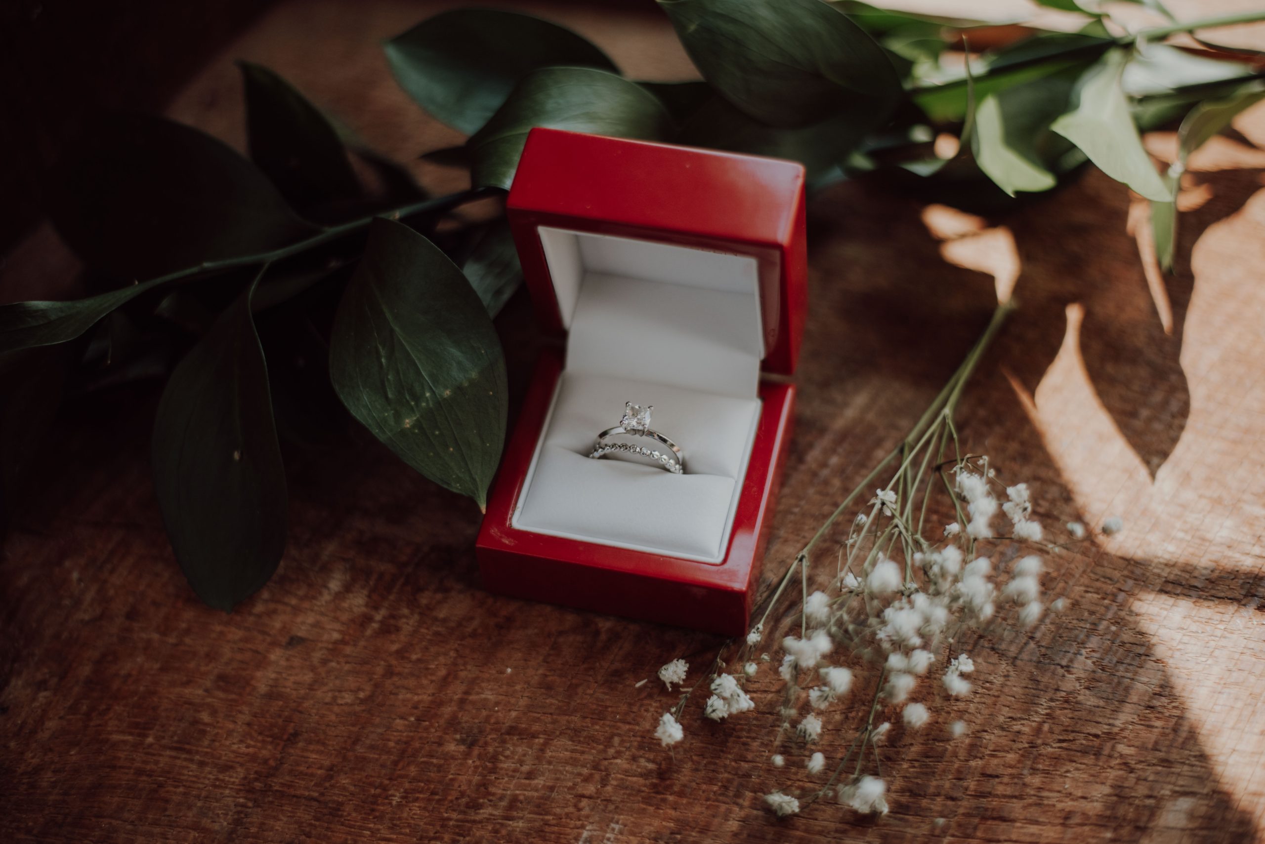 Hình ảnh chiếc nhẫn cưới trong hộp