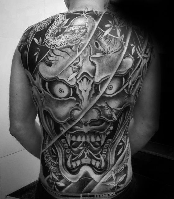 Hình xăm samurai với mặt quỷ trên lưng