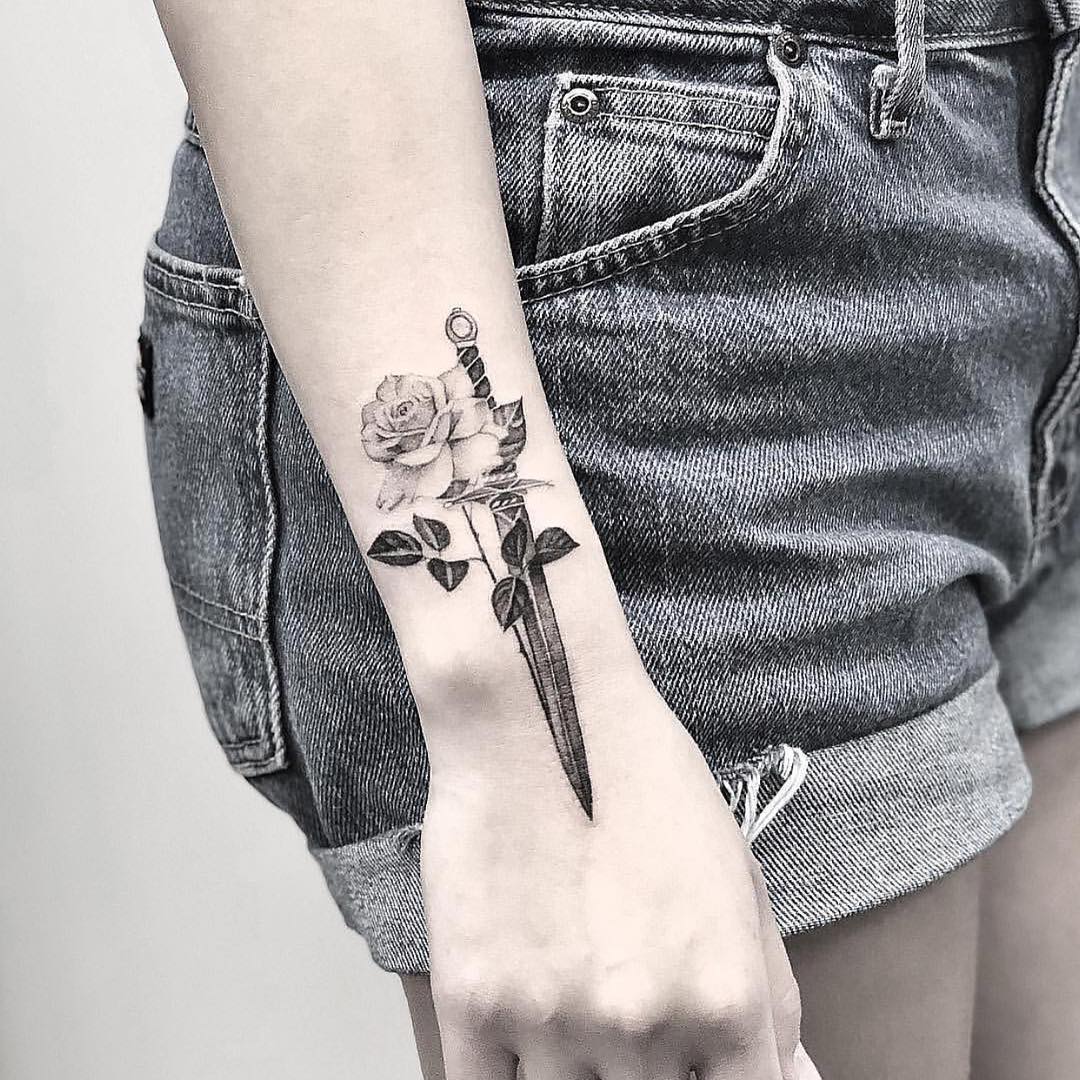 Hình xăm bông hoa buồn ở cánh tay nữ