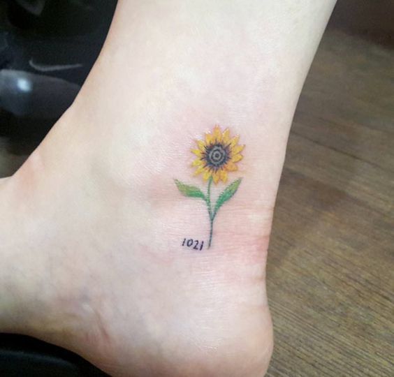 Hình xăm bông hoa Hướng Dương ở chân tuyệt đẹp