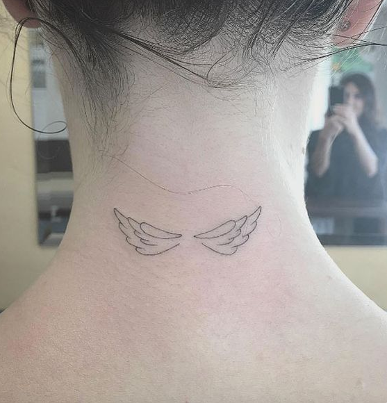 Hình xăm đôi cánh thiên thần đơn giản trên cổ