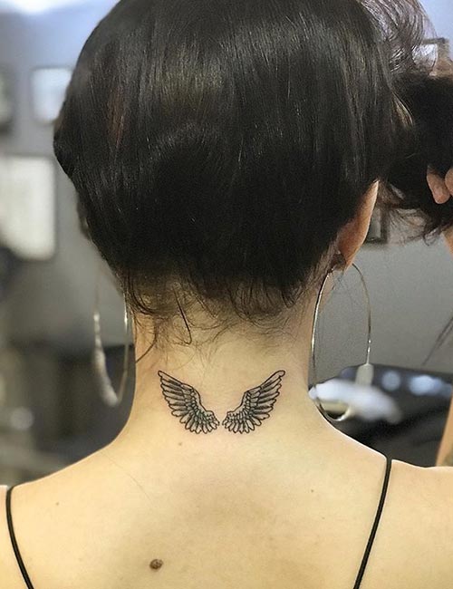 Hình xăm đôi cánh thiên thần nhỏ trên cổ