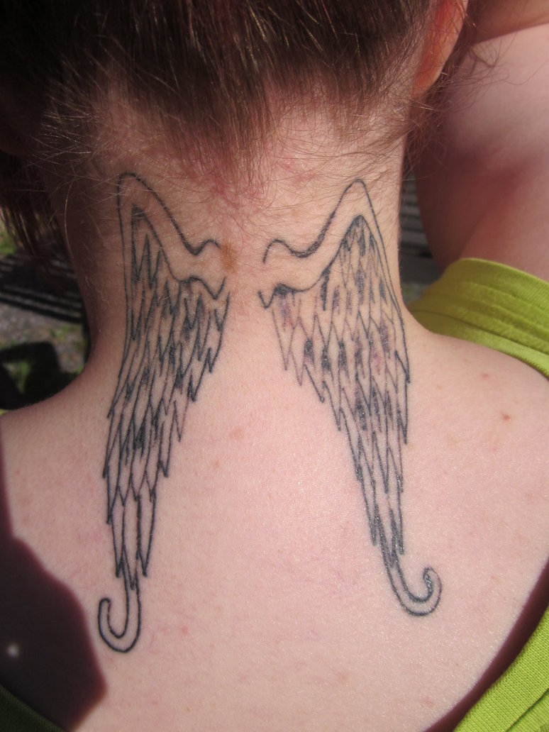 Hình xăm đôi cánh thiên thần đẹp ở cổ