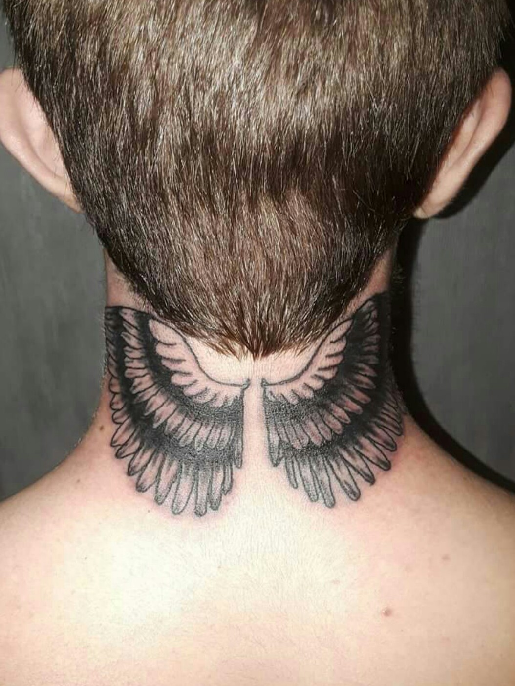 Hình xăm đôi cánh thiên thần đẹp trên cổ nam giới