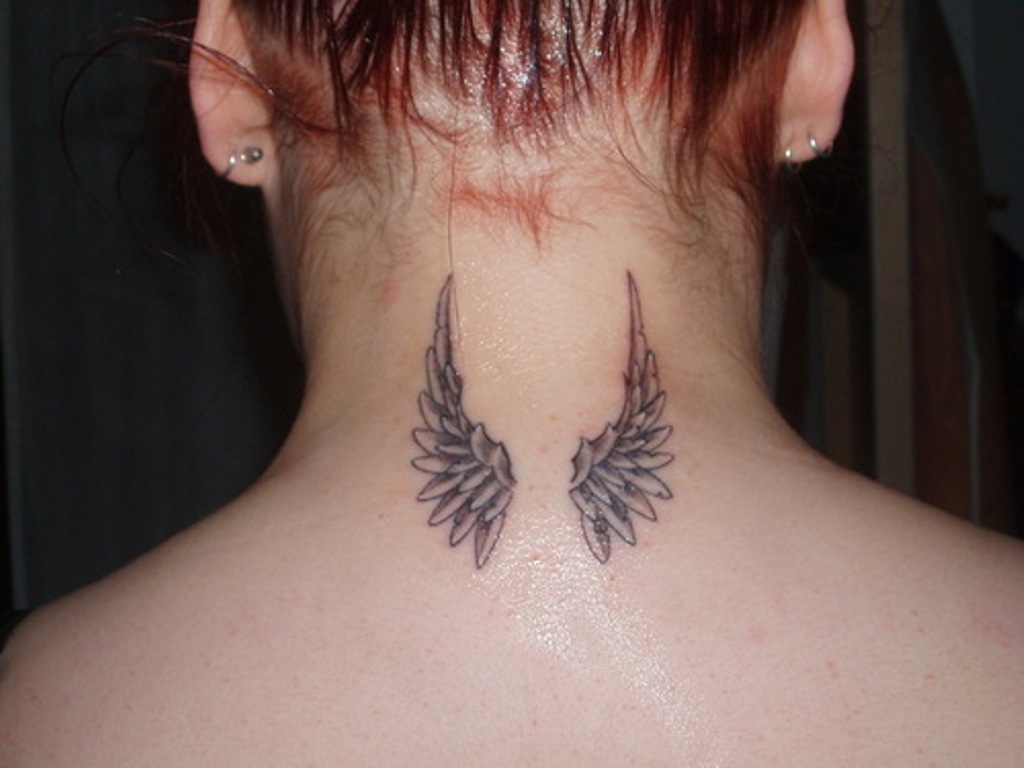 Hình xăm đôi cánh thiên thần nhỏ trên cổ