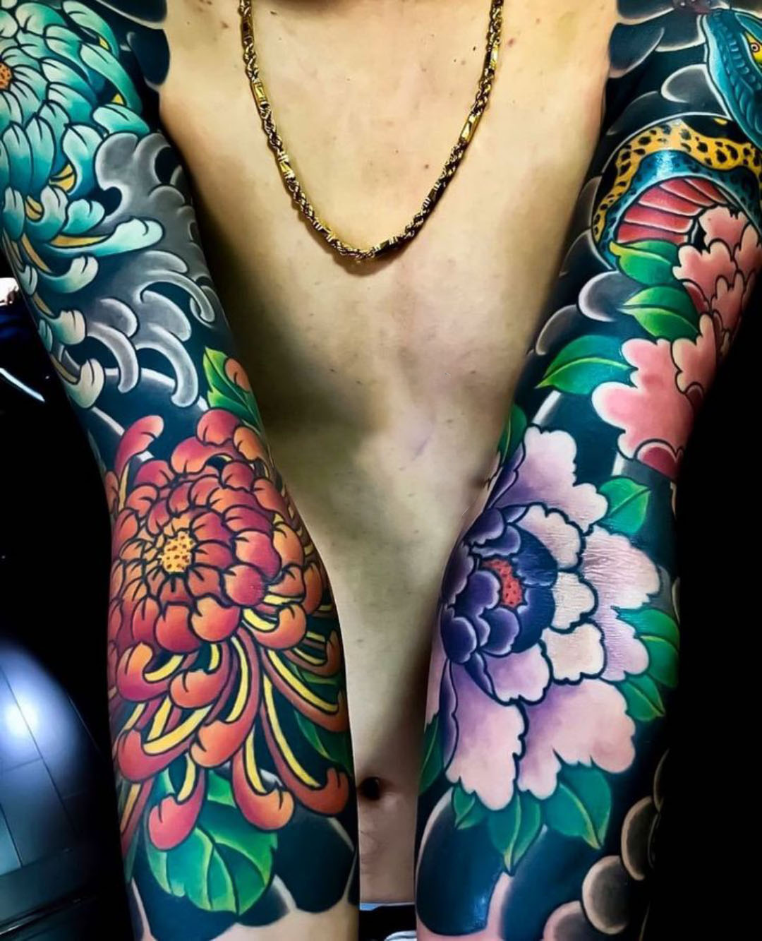 Toàn bộ cánh tay cổ hình xăm hoa cúc Nhật Bản