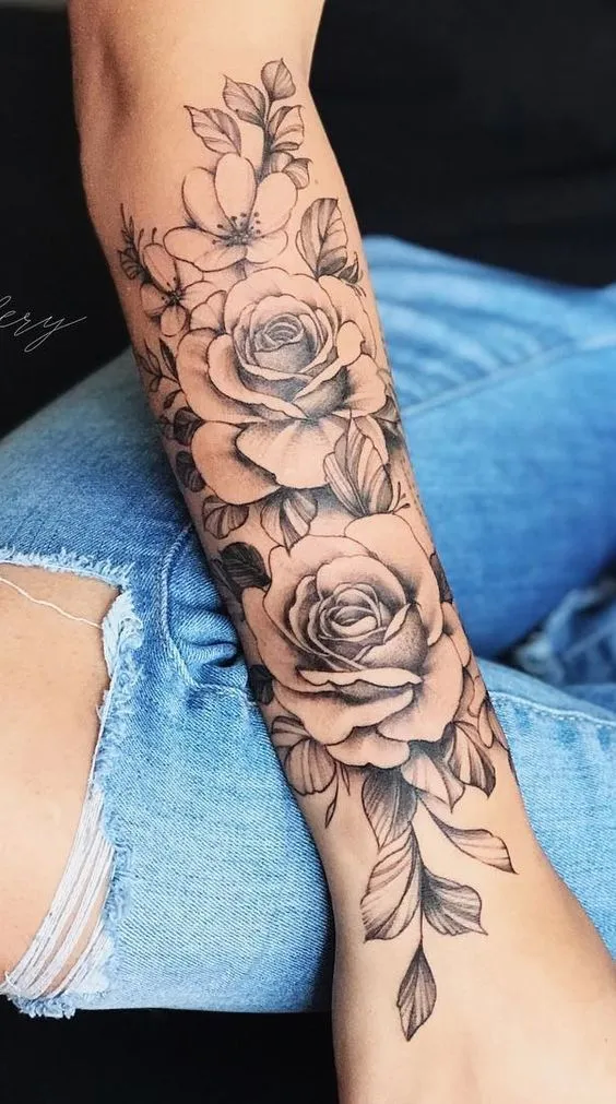 Hình xăm hoa hồng ở cánh tay nữ