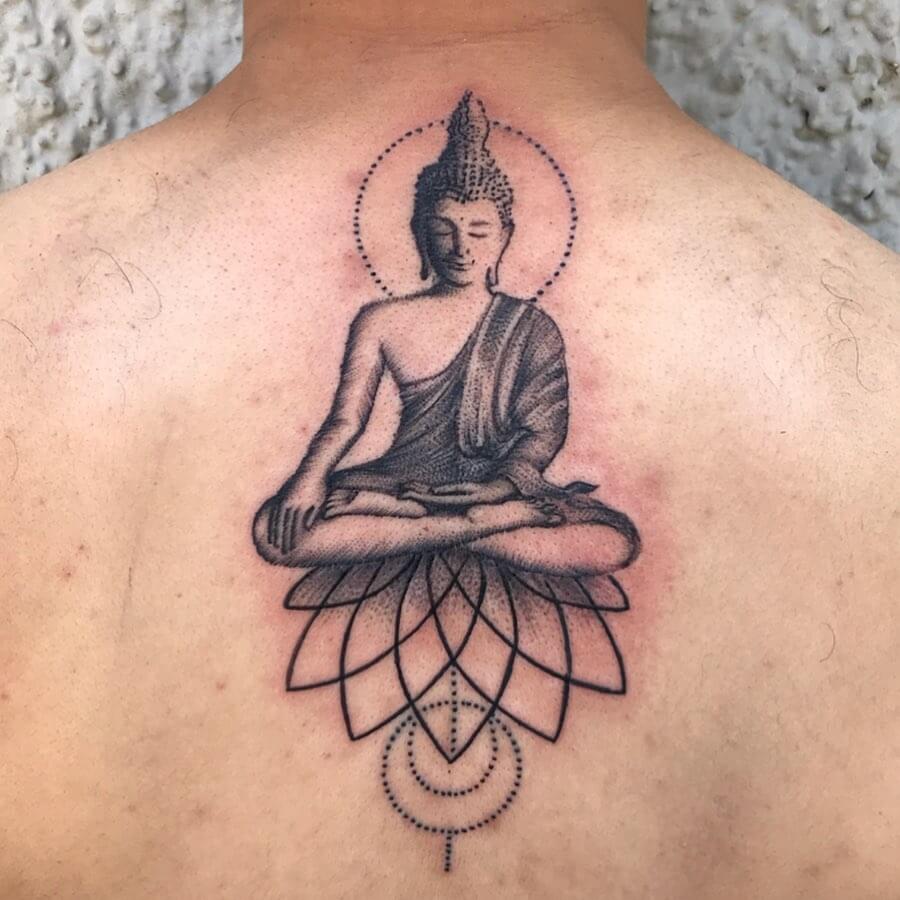 Hình xăm Phật nhỏ trên lưng