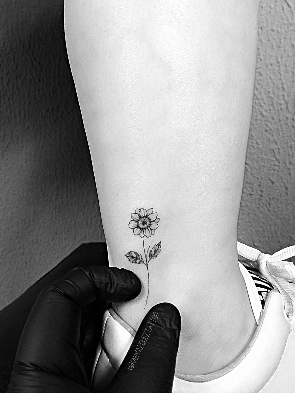 Mẫu hình xăm bông hoa Hướng Dương mini ở chân
