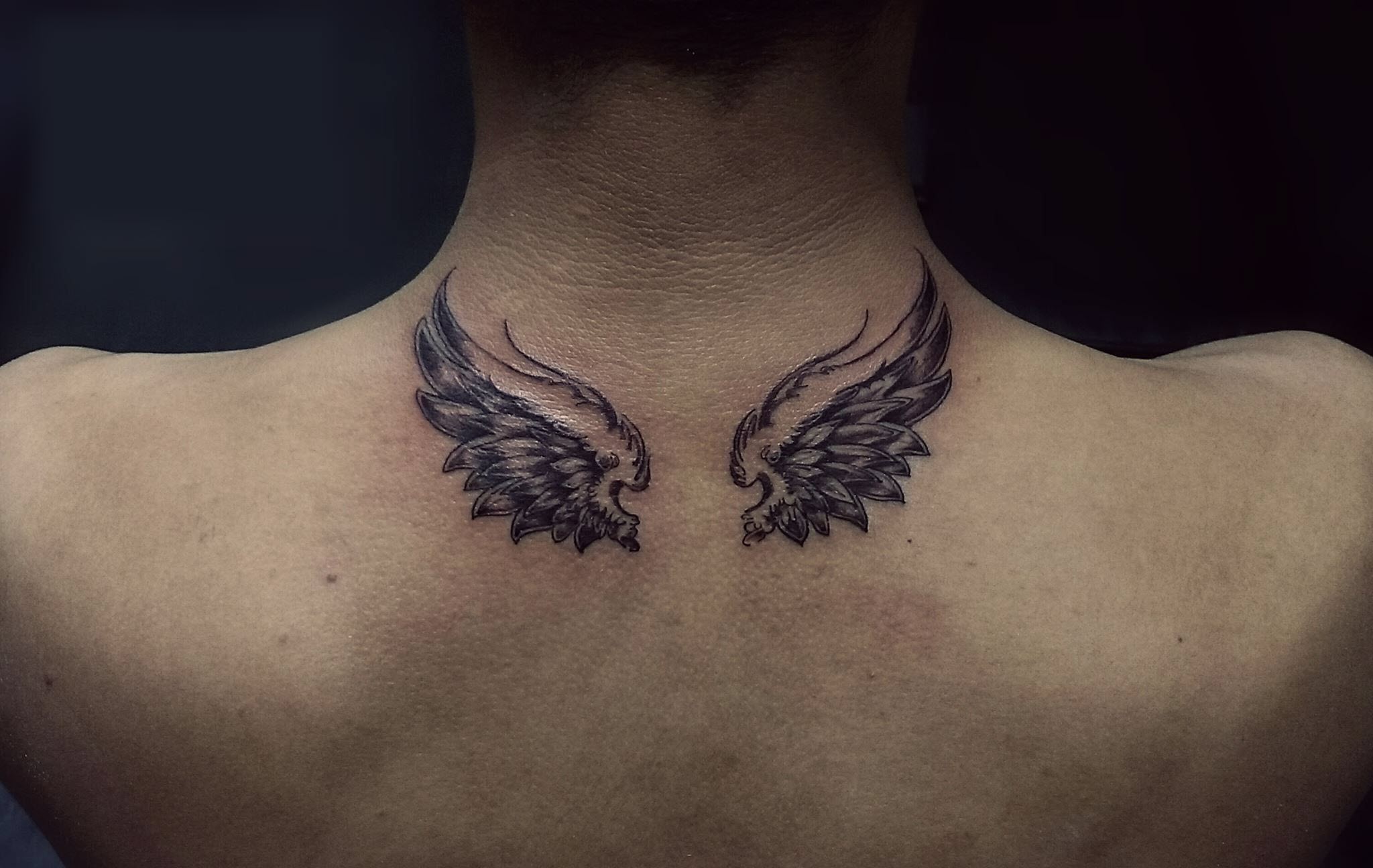 Hình xăm đôi cánh thiên thần dễ thương trên cổ