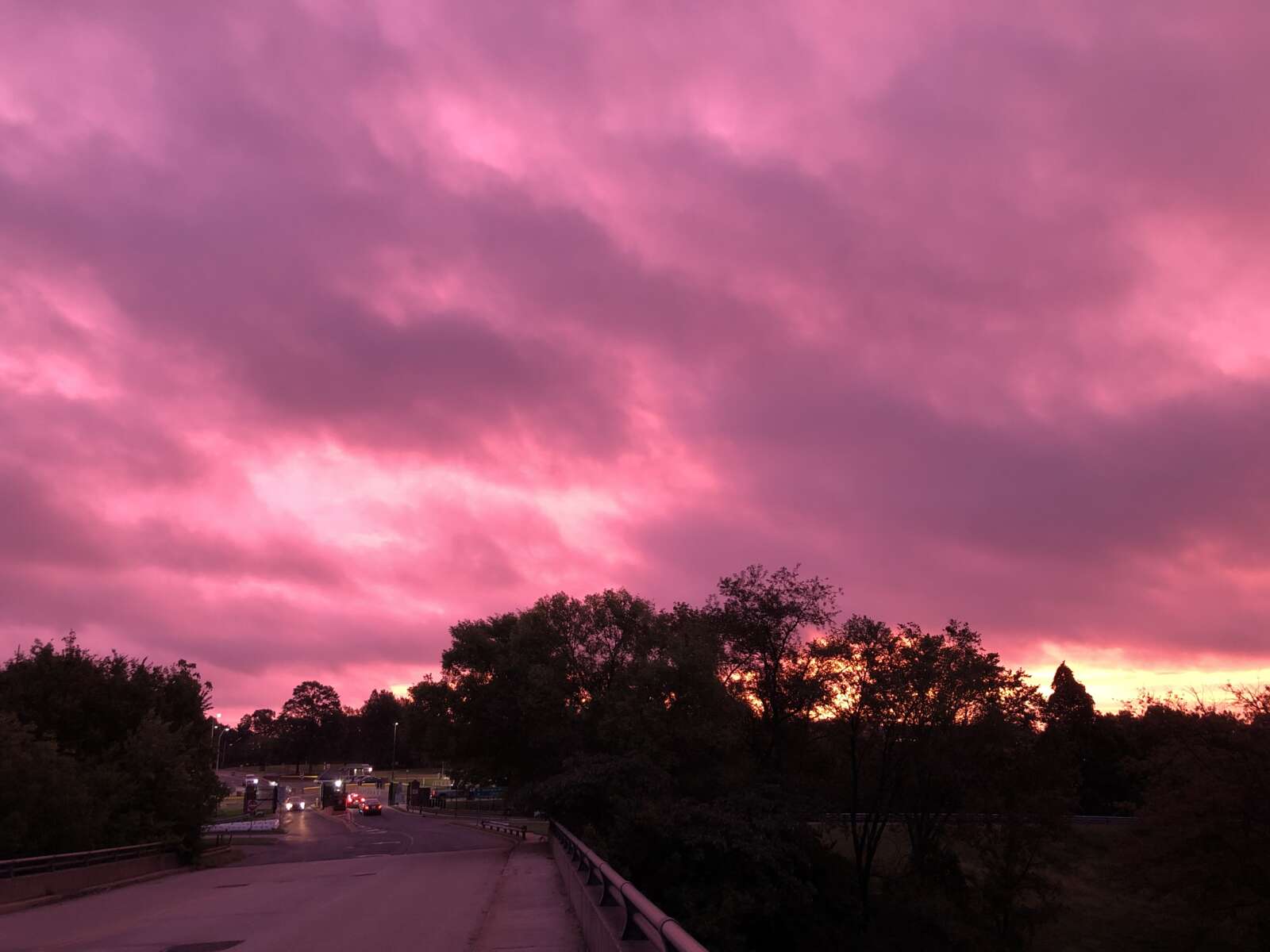Hình bầu trời màu hồng tím thơ mộng