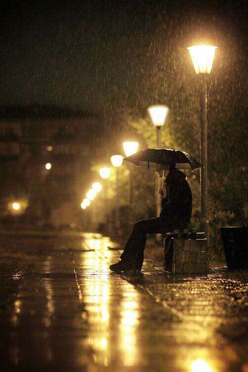 Hình ảnh người đàn ông buồn trong mưa