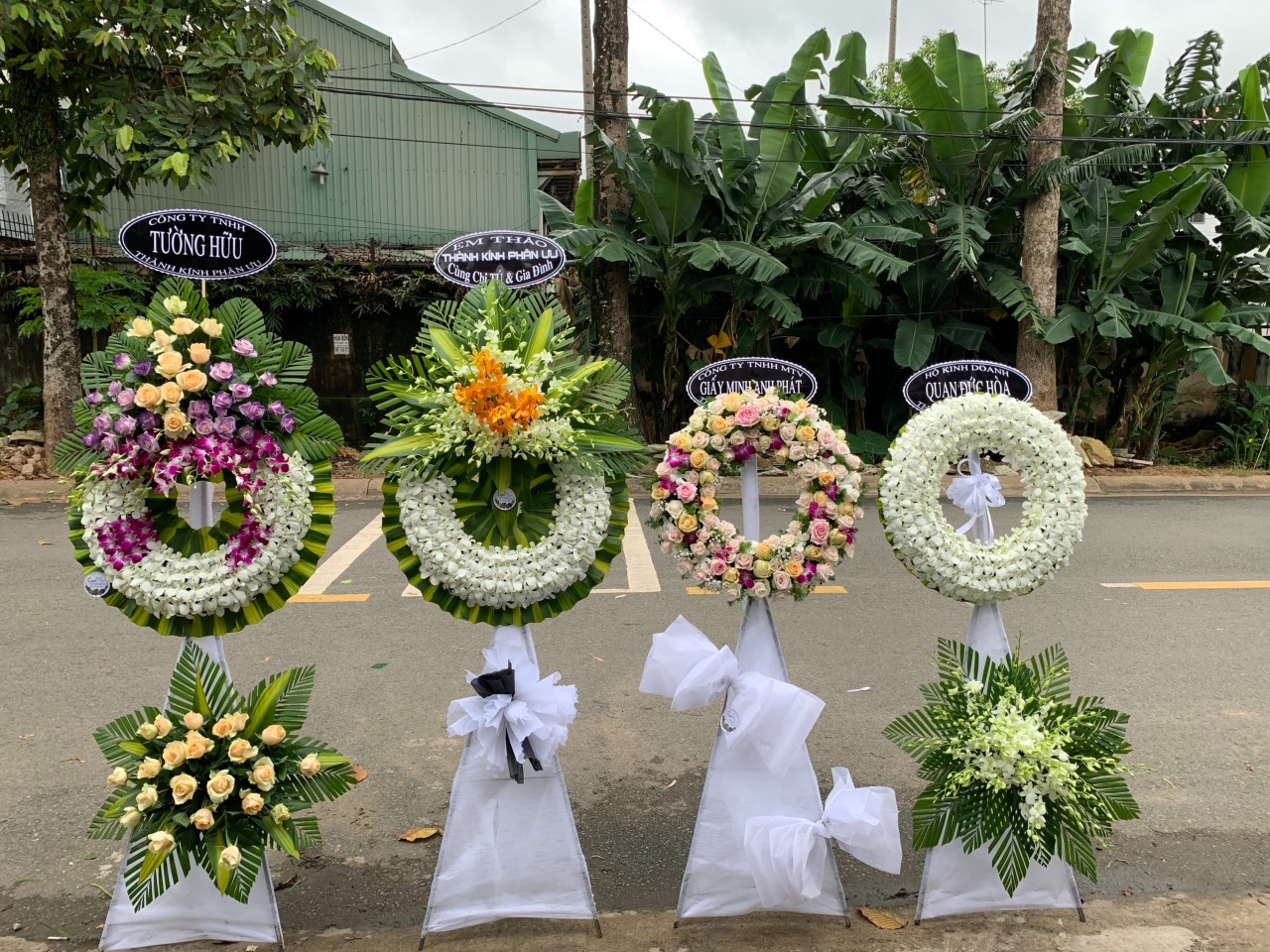 Hình ảnh những vòng hoa chia buồn tang lễ