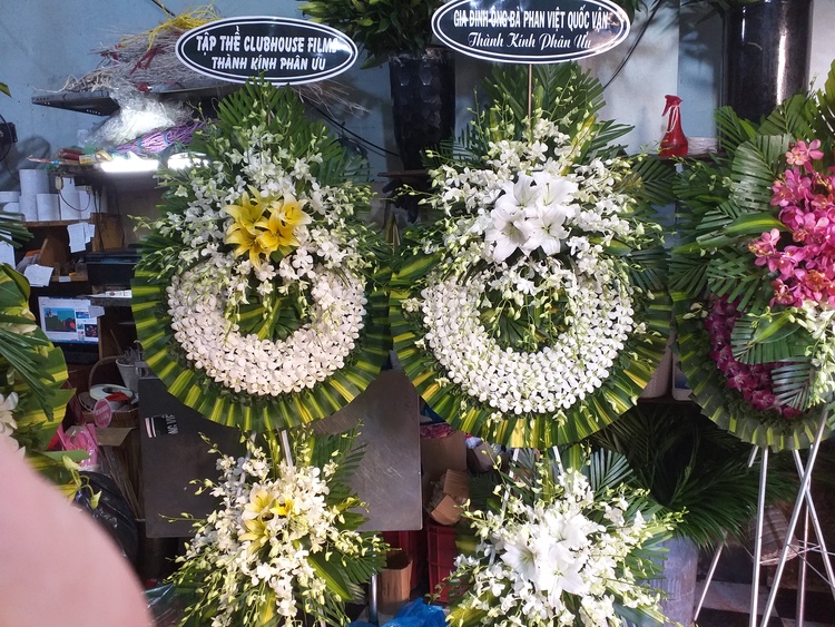 Hình hình họa vòng hoa phân chia buồn tang lễ