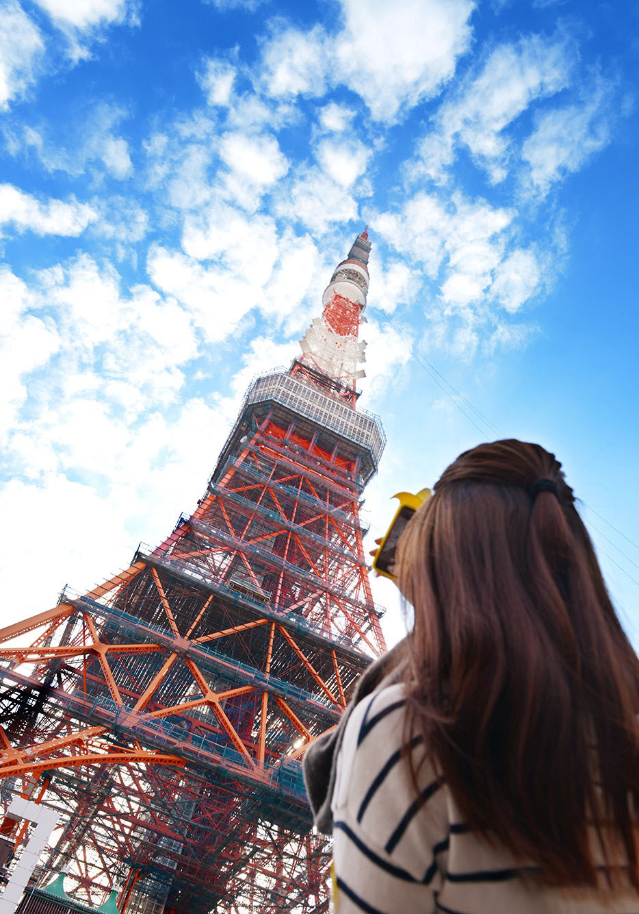 Chụp ảnh bên Tháp Tokyo