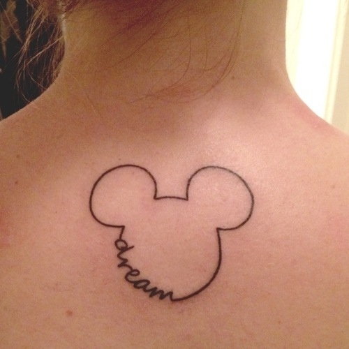 Hình xăm chuột Mickey sau lưng