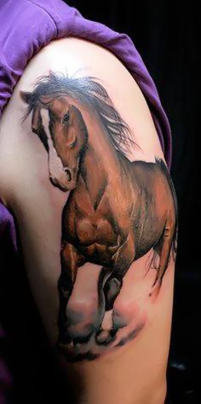 Hình xăm con ngựa ở cánh tay