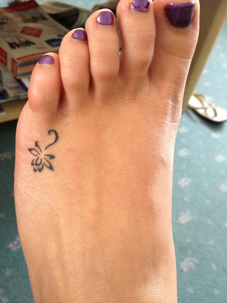 Hình xăm hoa sen mini ở bàn chân